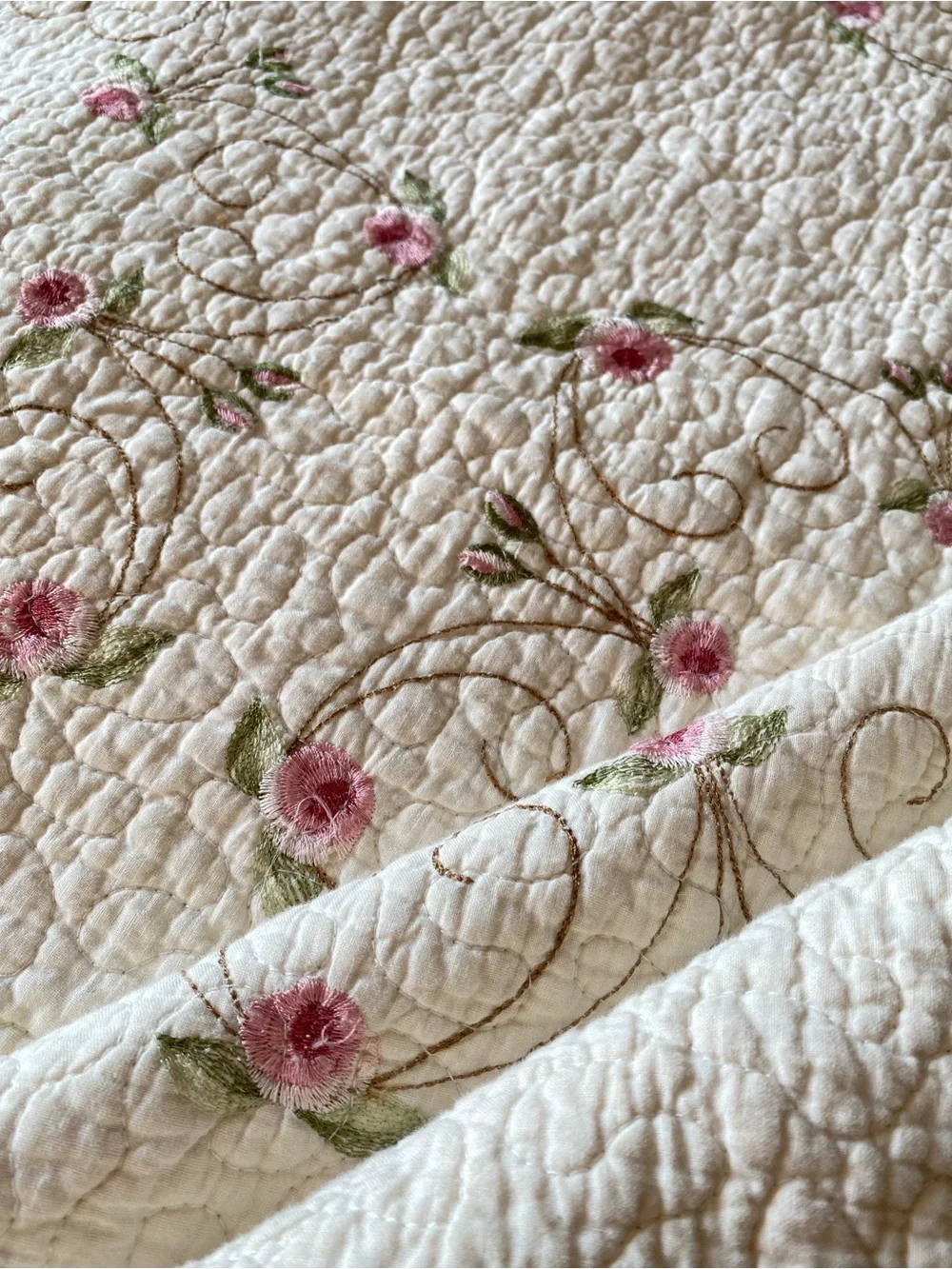 QUILT QUEEN KING ORGANIC COTTON FLORAL EMBROIDERY WHITE CREAM PINK